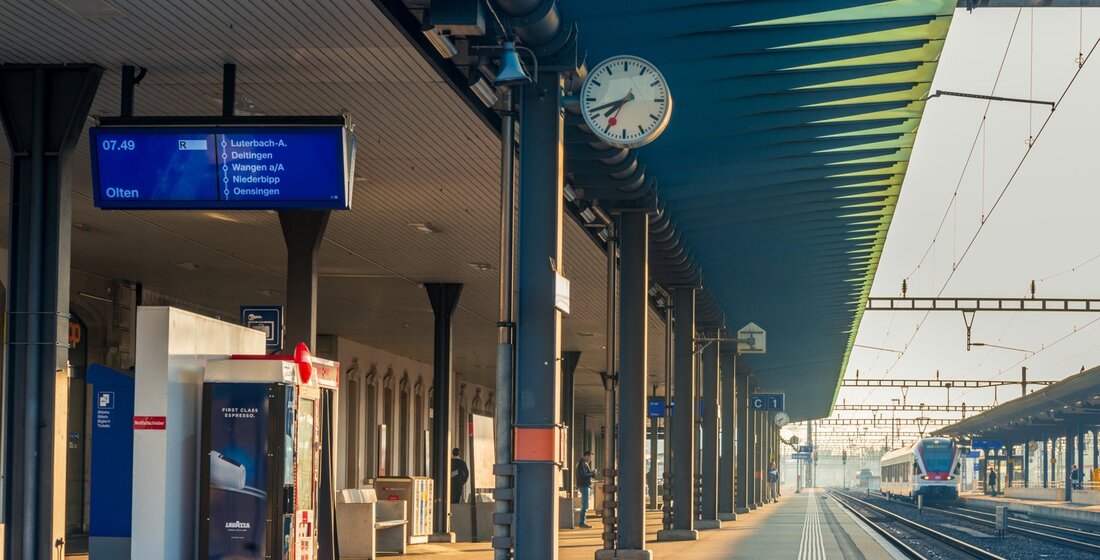 Bahnsteig eines Schweizer Bahnhofs