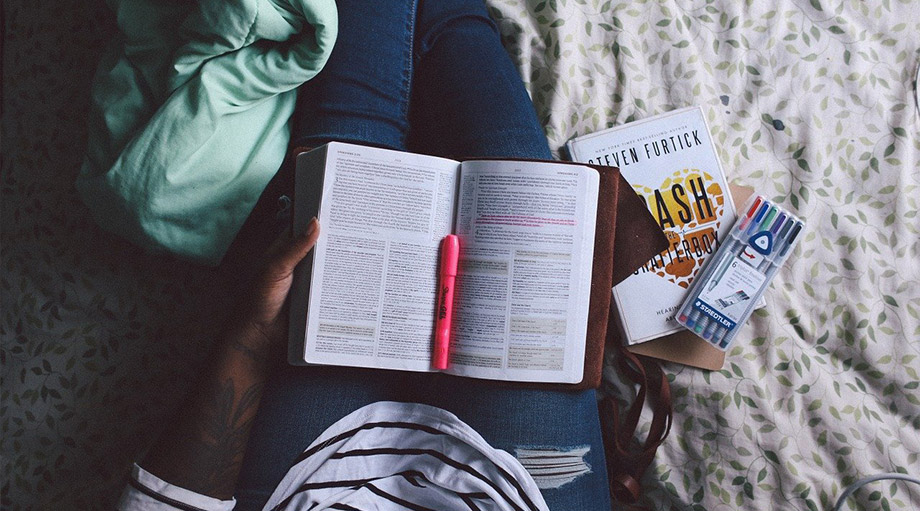 Person blättert in einem Buch zur Weiterbildung